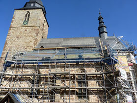 Dacharbeiten an St. Crescentius (Foto: Karl-Franz Thiede)